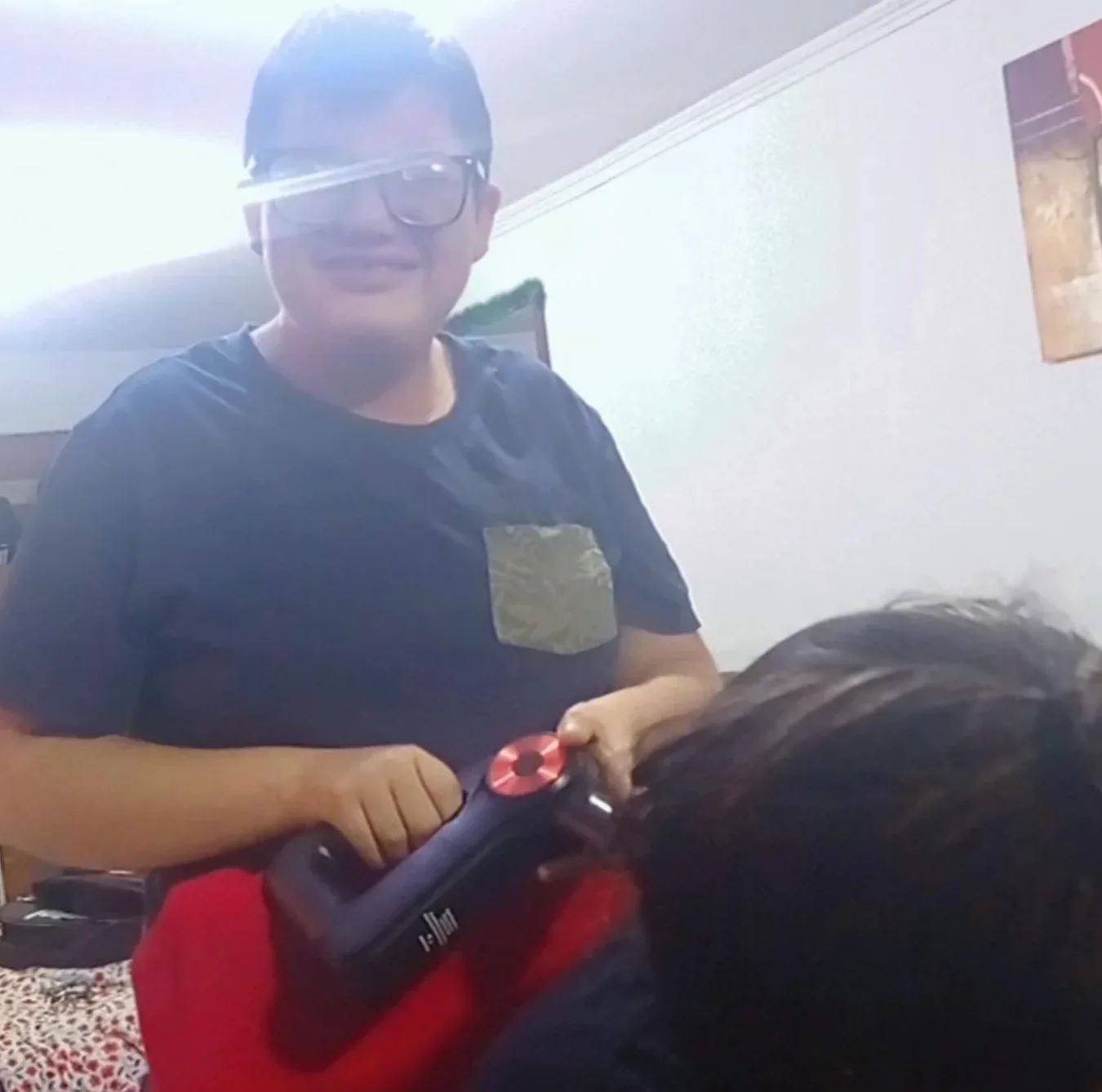 David trabajando con dispositivo de masaje