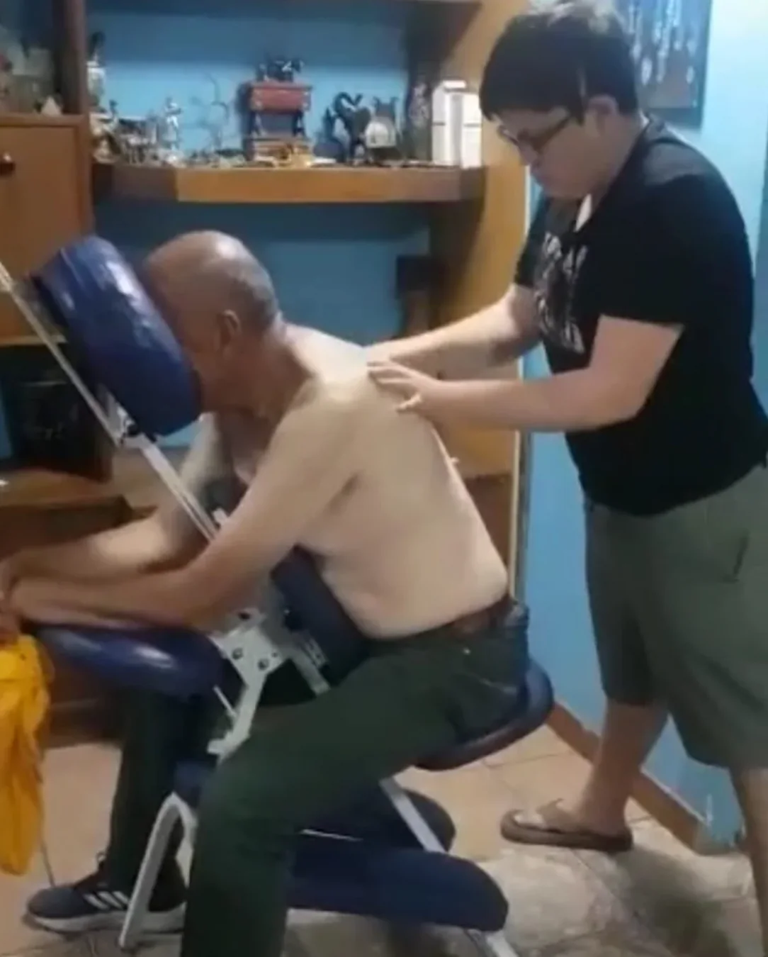 David atendiendo a una persona en silla de masaje